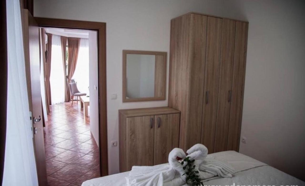 Delux Apartmani Добра вода Екстериор снимка