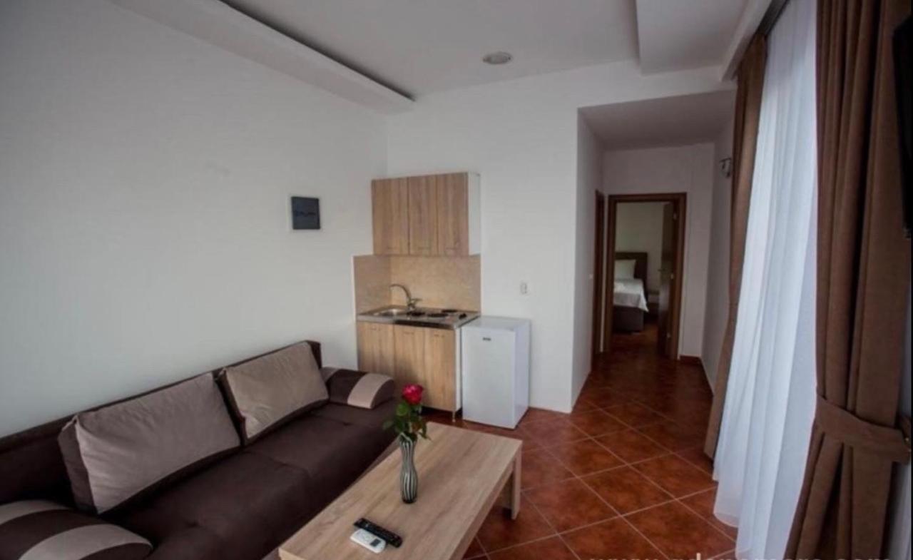 Delux Apartmani Добра вода Екстериор снимка
